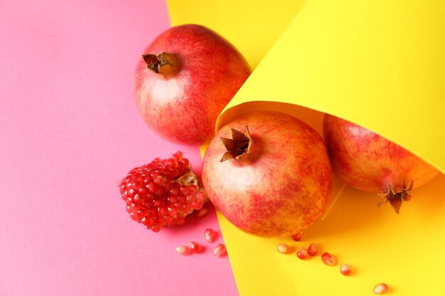 Foto frutas de granada madura sobre fondo de dos tonos