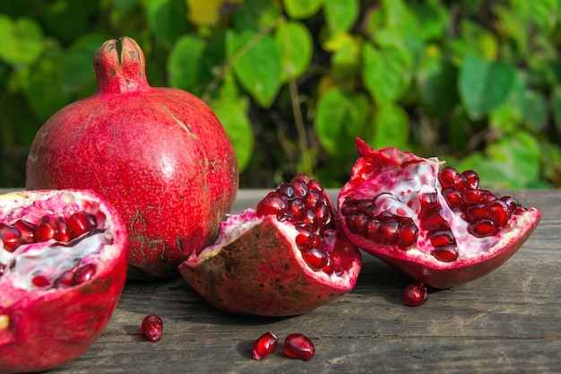 Frutas de Granada en mesa de madera