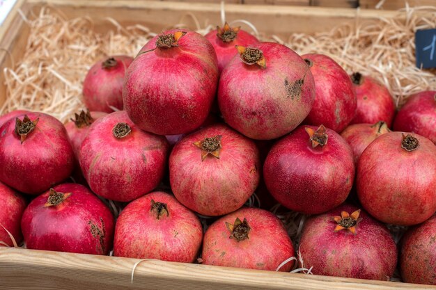 Foto frutas de granada un mostrador de verduras en un mercado callejero comercio de productos de temporada