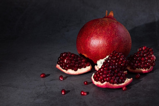 Frutas granadas maduras sobre un fondo oscuro.