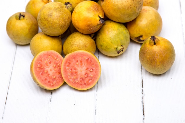 Frutas de guayaba frescas en un fondo blanco.