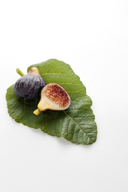 Foto frutas de higo con hojas en blanco