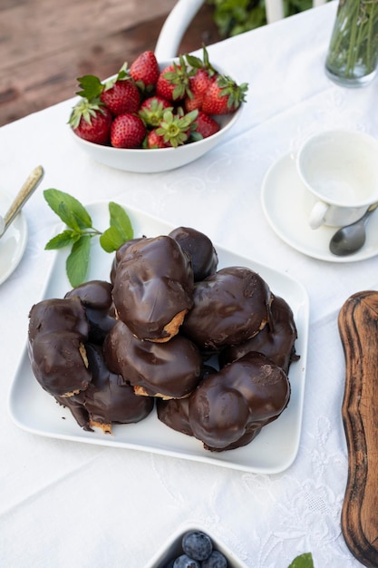 Frutas y hojaldres con chocolate en el jardín Dulces para té o café