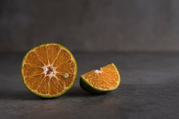 Frutas y jugo frescos de naranja en la mesa de piedra.