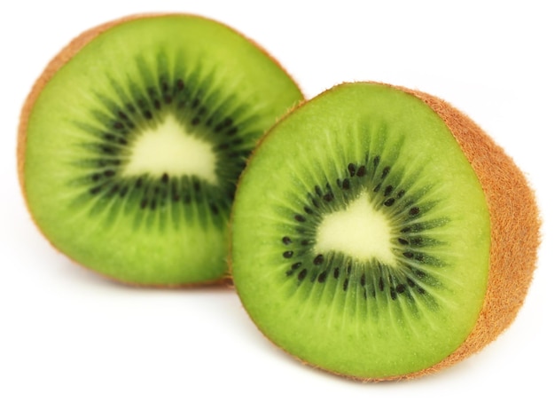 Frutas kiwi sobre fundo branco