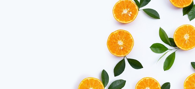 Frutas laranja em fundo branco. Frutas cítricas com baixo teor de calorias, alto teor de vitamina C e fibras