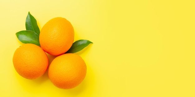 Frutas laranja maduras frescas em amarelo