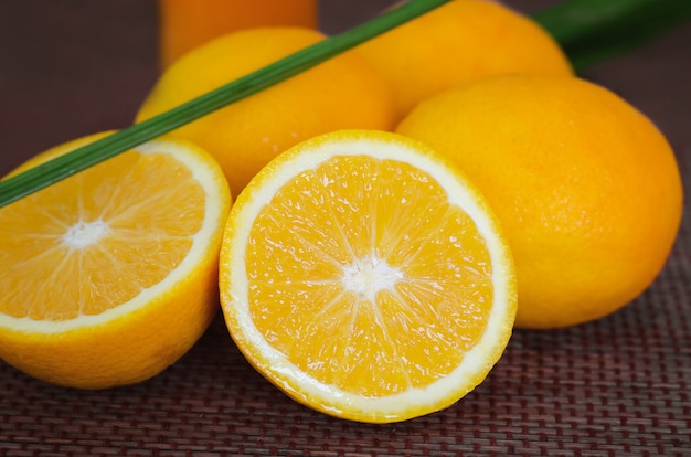 Frutas laranja na mesa da cozinha