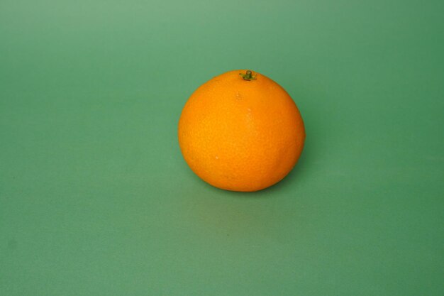 frutas laranjas isoladas no fundo branco