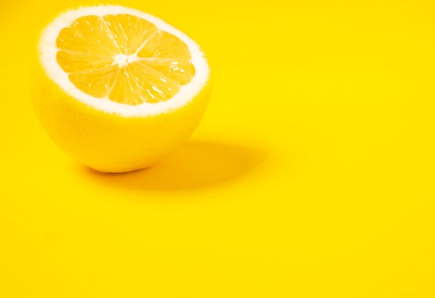 frutas de limón Jugosa rodaja de limón sobre fondo amarillo imagen panorámica aislada simulada