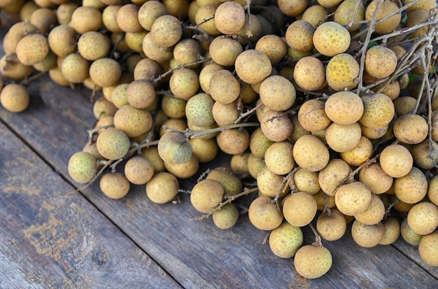 Frutas longan sobre fondo de madera montón de fruta tropical longan fresca en Tailandia Dimocarpus longan