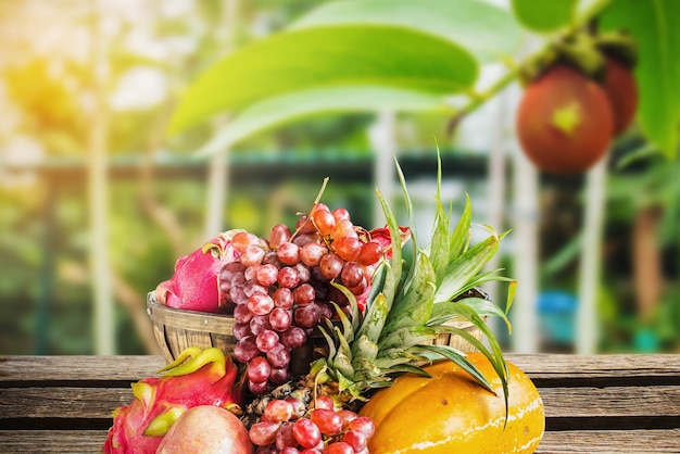 Foto frutas en la madera en el jardín.