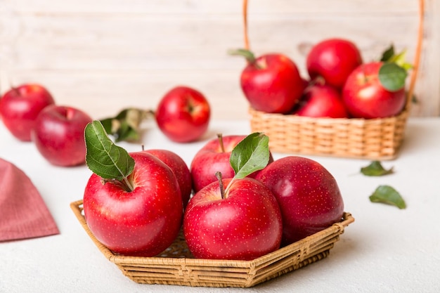 Frutas maduras de maçã de jardim com folhas na cesta na mesa de madeira vista superior plana com espaço de cópia