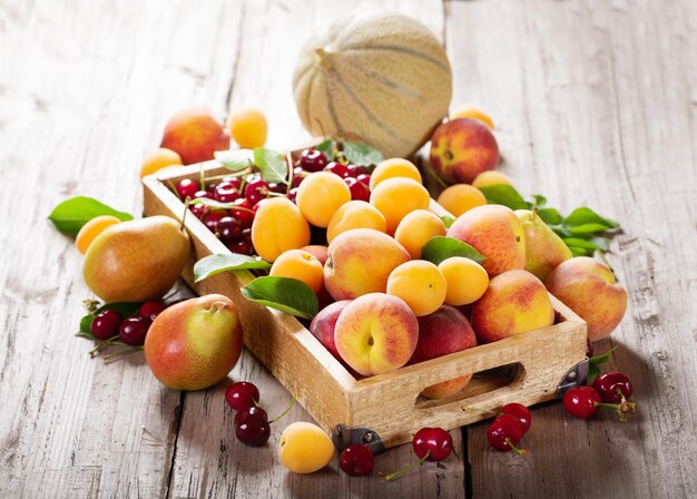 Frutas maduras frescas en una caja de madera