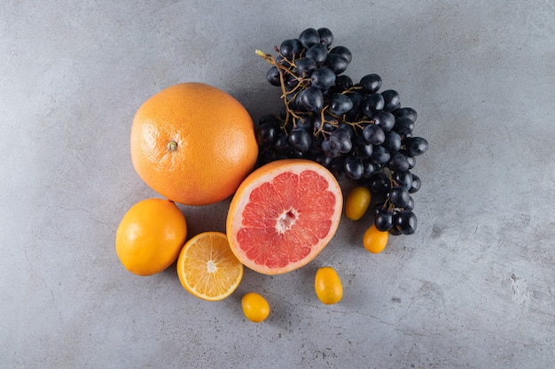 Frutas maduras frescas colocadas sobre una superficie de piedra.