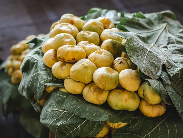 Frutas maduras frescas en el mercado