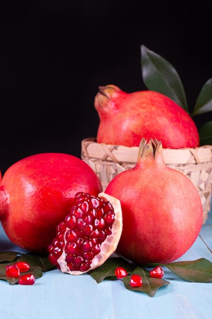 Frutas maduras de la granada en el fondo de madera