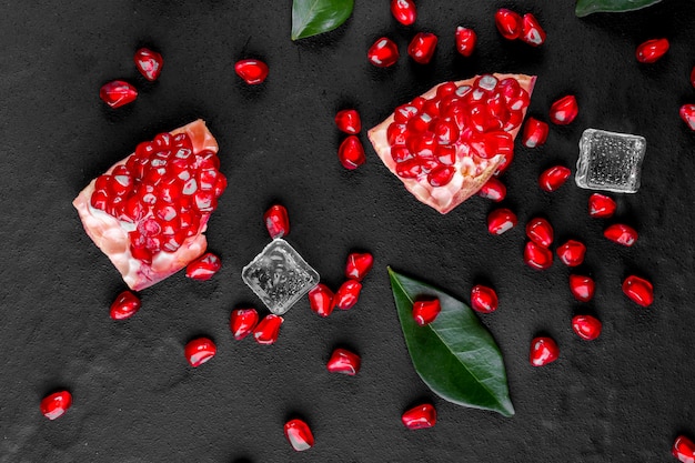 Frutas maduras de granada sobre fondo de madera