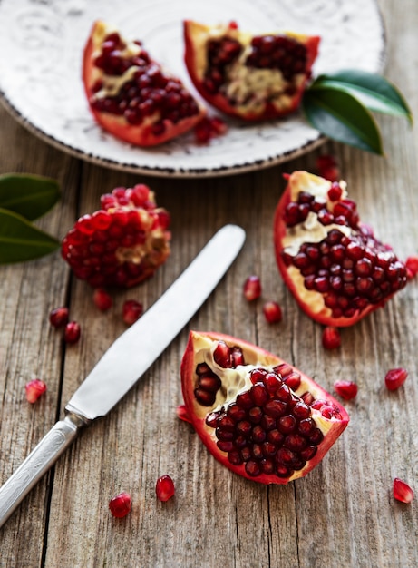 Frutas maduras de granada