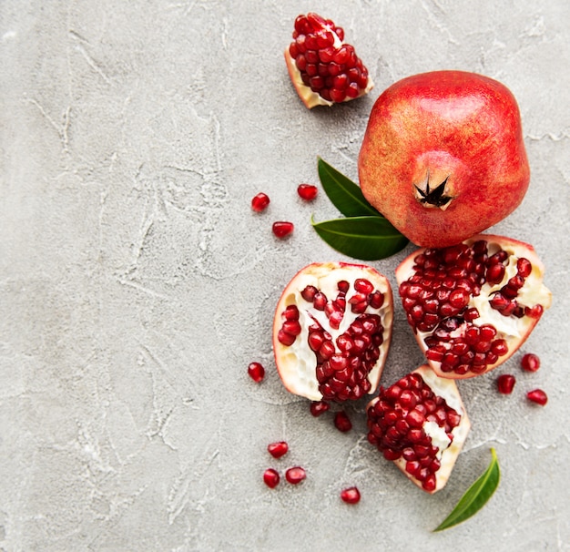 Frutas maduras de granada