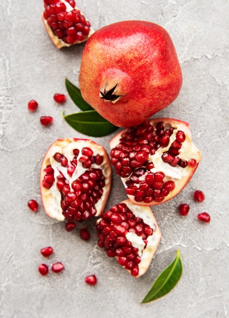 Frutas maduras de granada