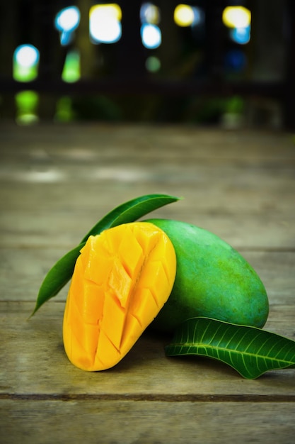 Frutas maduras de mango Harumanis aisladas sobre fondo de madera