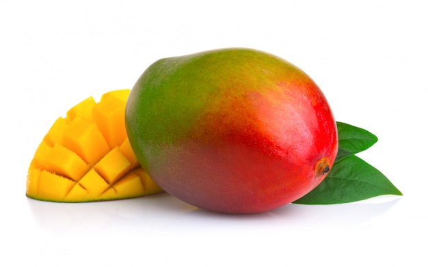 Foto frutas maduras de mango con rodajas aisladas en blanco