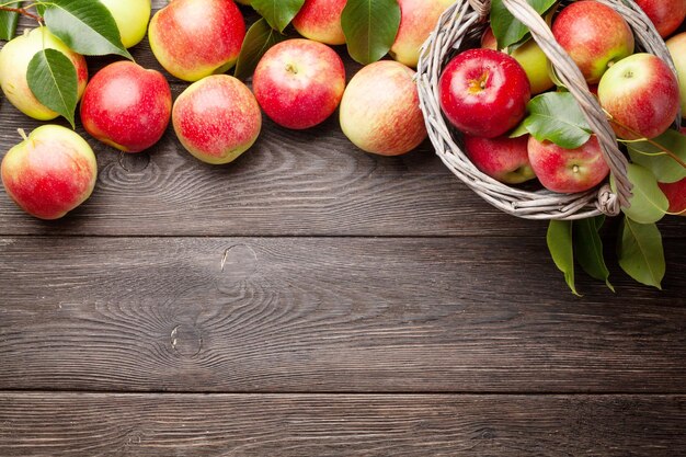 Frutas maduras de manzana de jardín en cesta