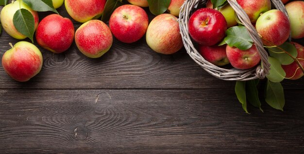 Frutas maduras de manzana de jardín en cesta