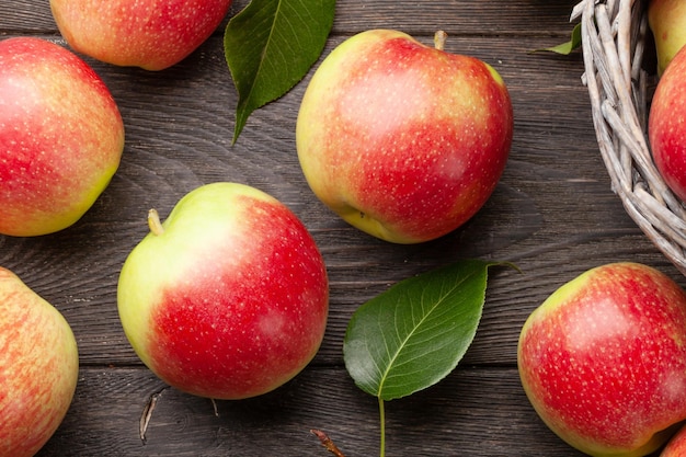 Frutas maduras de manzana de jardín