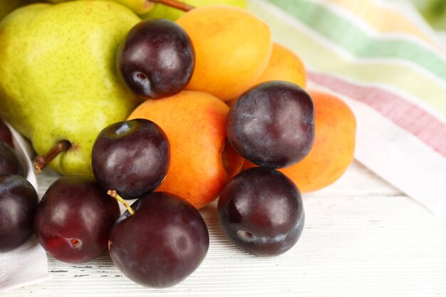 Frutas maduras na mesa de perto