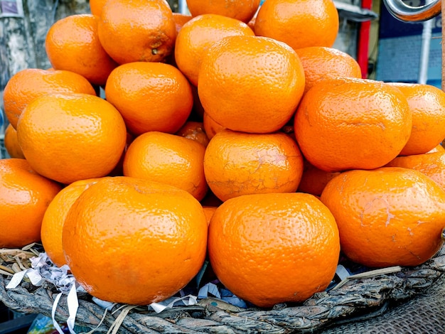 Frutas de mandarina en canasta para vender en india