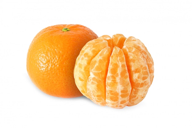 Frutas mandarinas enteras y segmentos pelados aislados sobre fondo blanco con trazado de recorte