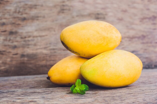 Frutas de mango en una mesa de madera