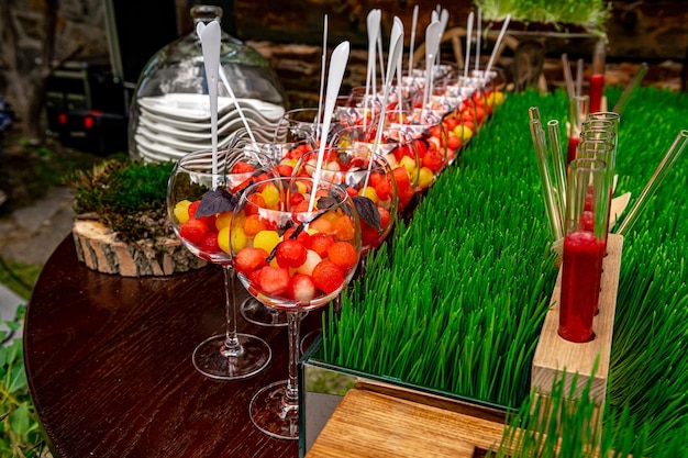 Frutas en la mesa del banquete durante el evento de catering Mesa de vacaciones