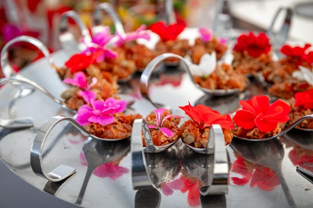 Frutas en la mesa del banquete durante el evento de catering