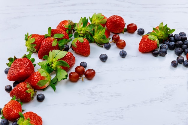 Frutas en la mesa blanca