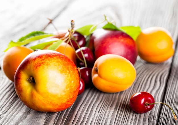 Frutas en la mesa de madera