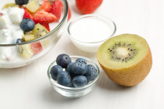 Frutas mezcladas con crema