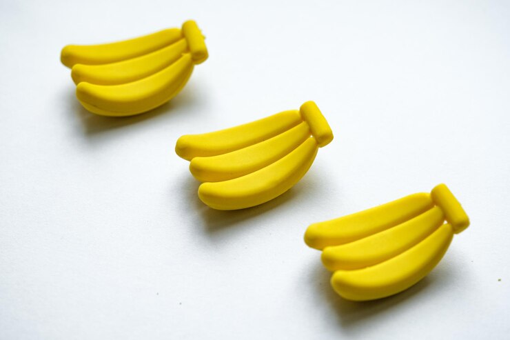 Foto frutas en miniatura sobre un fondo blanco frutas artificiales para un protector de pantalla mini frutas de goma