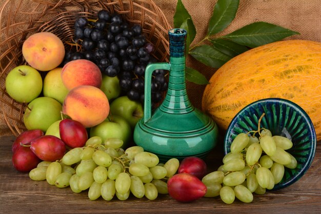 Frutas mistas de verão na mesa de madeira