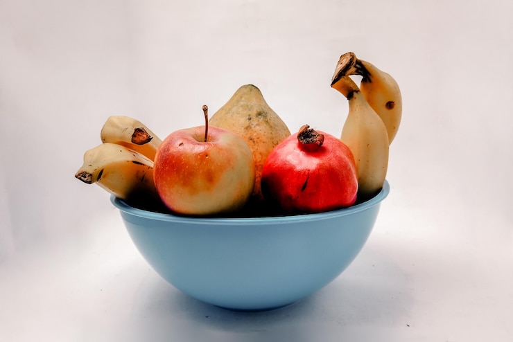 Foto frutas misturadas na cesta
