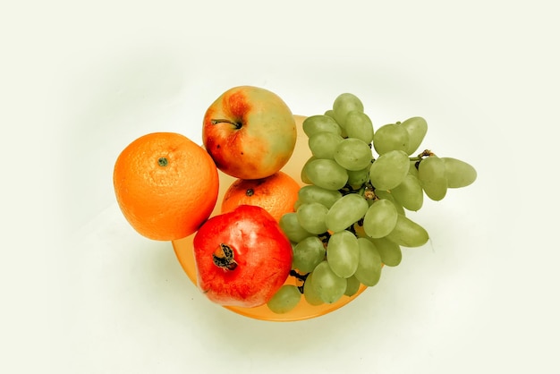 Frutas mixtas en una cesta