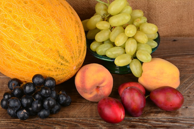 Frutas mixtas de verano en mesa de madera