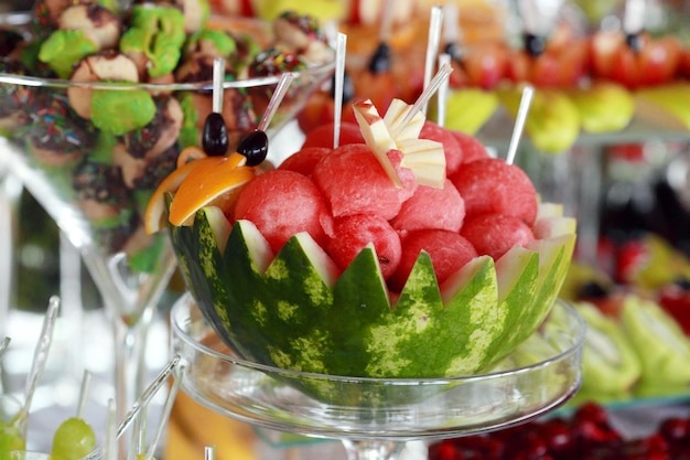 Frutas na mesa de buffet de casamento closeup