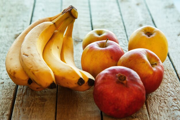 Frutas na mesa de madeira