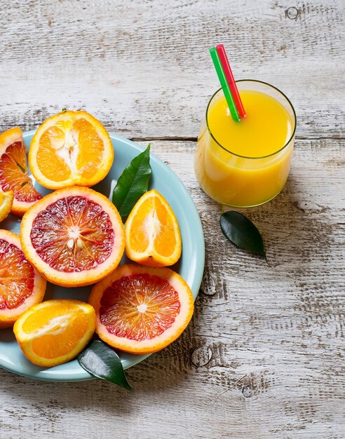 Foto frutas na mesa de madeira