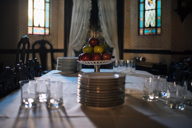 Foto frutas na mesa na janela de vidro