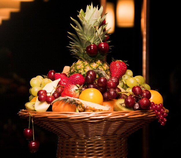 Frutas na mesa sortidas de perto