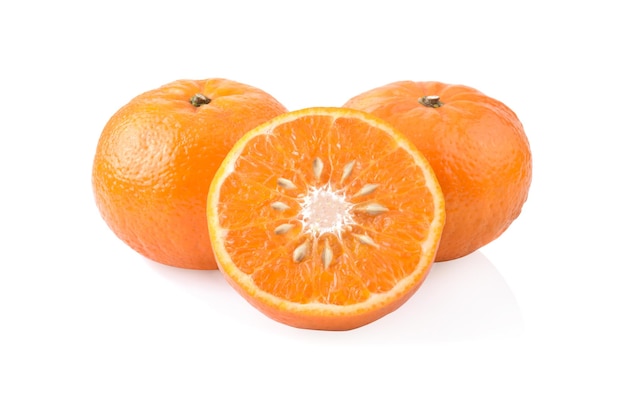 Frutas de naranja aisladas sobre un fondo blanco